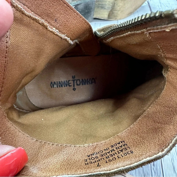 minnetonka brown leather fringe booties sz 7 western boho ankle boots - Picture 3 of 9